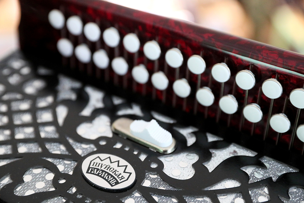 弦間木語(yǔ) 實(shí)拍俄羅斯古老樂(lè)器廠，聆聽(tīng)工匠指尖傳承的百年回響